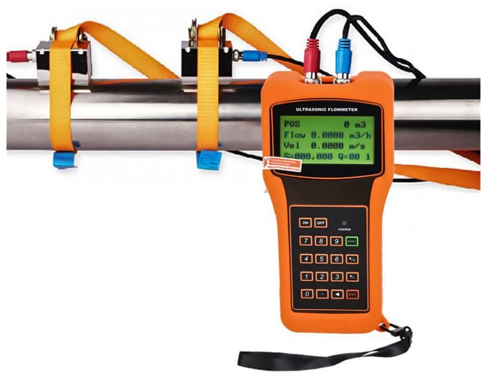 Caudalímetro ultrasónico portátil con transductores clamp-on sobre un caño